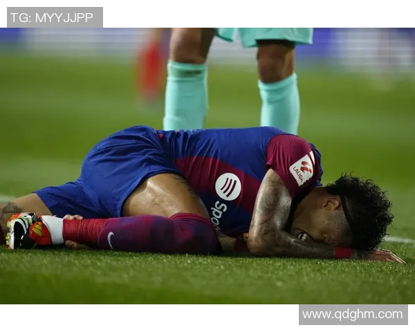 足球明星赛场上玩手机引发热议球迷们对此反应不一 足球明星赛场上玩手机引发热议球迷们对此反应不一